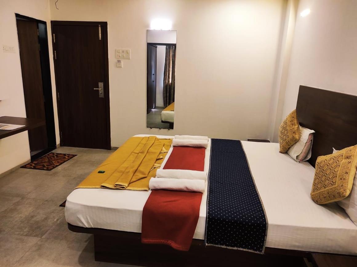 Hotel Manasi Inn Satara Ngoại thất bức ảnh