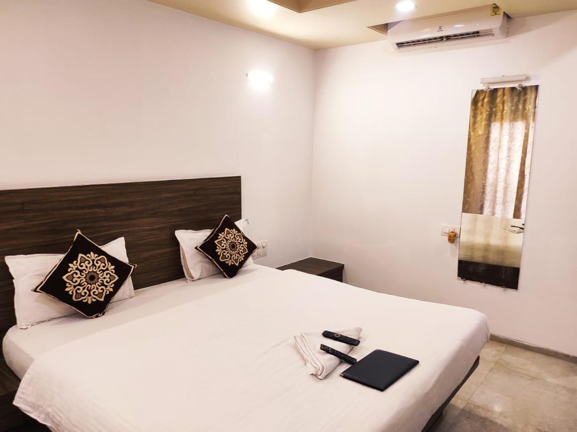 Hotel Manasi Inn Satara Ngoại thất bức ảnh
