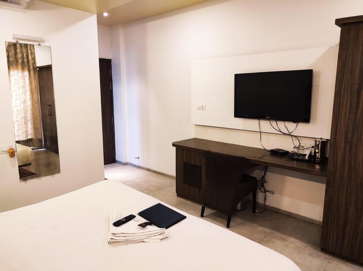Hotel Manasi Inn Satara Ngoại thất bức ảnh
