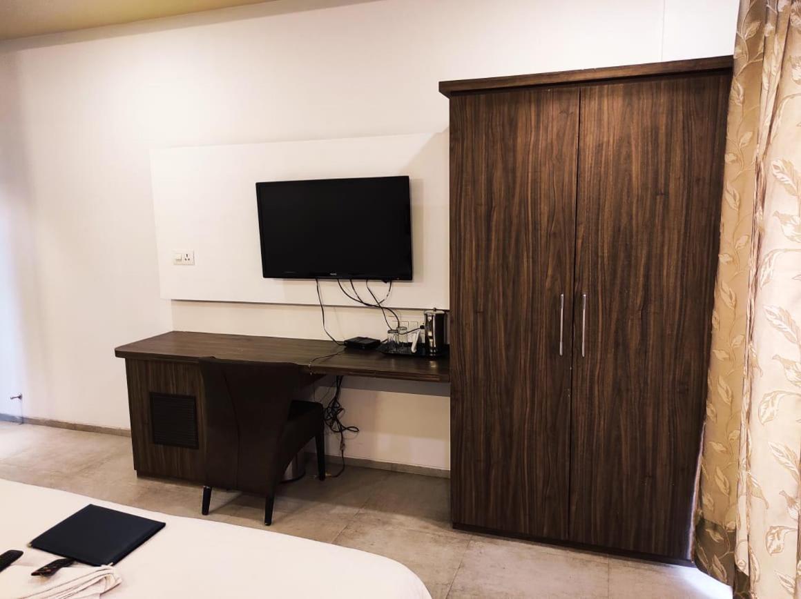Hotel Manasi Inn Satara Ngoại thất bức ảnh