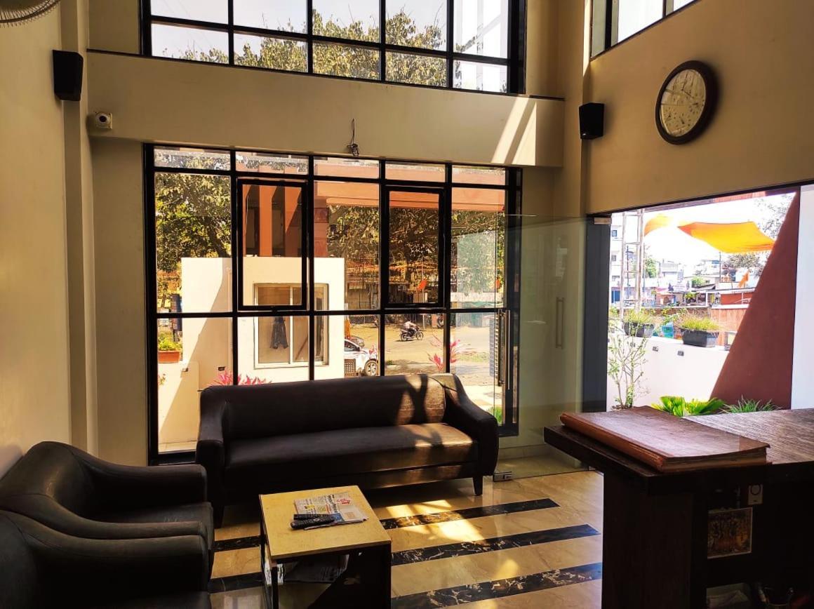 Hotel Manasi Inn Satara Ngoại thất bức ảnh